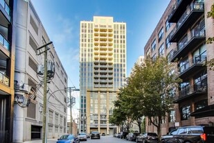 700 N Larrabee St in Chicago, IL - Building Photo