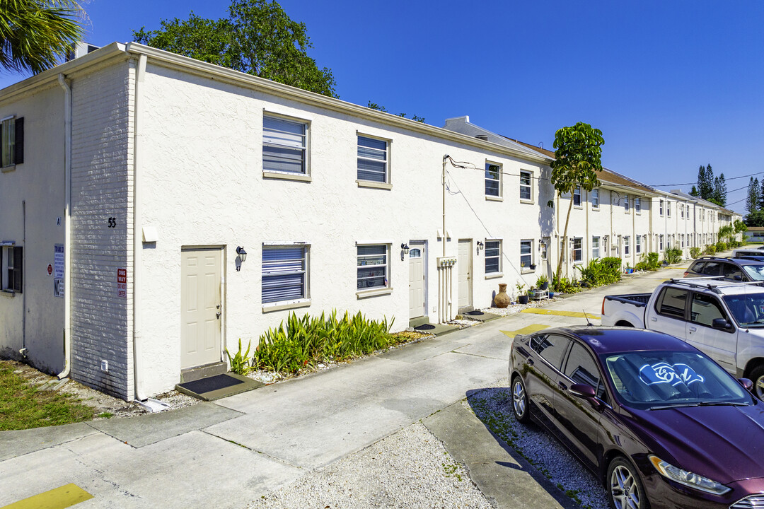 Hampton Court Condos in Merritt Island, FL - Building Photo