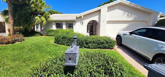 22310 Cameo Dr E in Boca Raton, FL - Building Photo - Building Photo