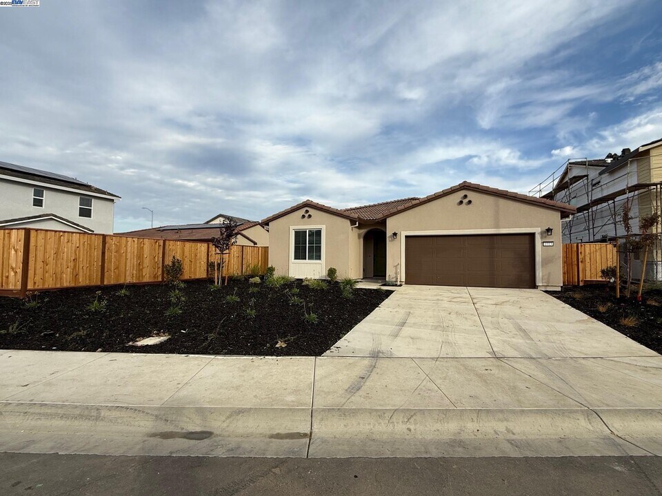 1013 Bluebell Cir in Byron, CA - Building Photo