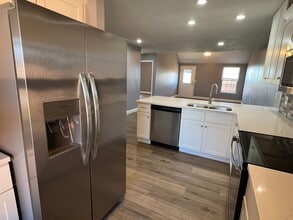 1326 W Sackett St in Springfield, MO - Building Photo - Building Photo