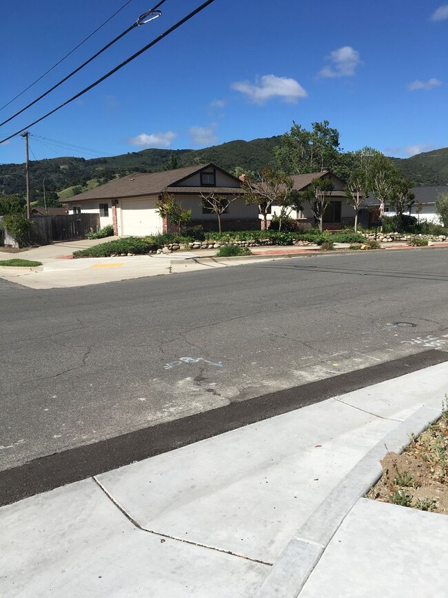 1690 Juniper Ave in Solvang, CA - Building Photo - Building Photo