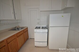 119 Sutherland Rd, Unit D in Boston, MA - Foto de edificio - Building Photo