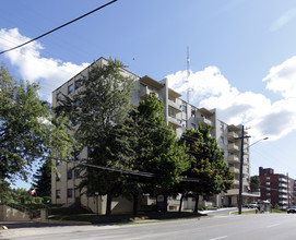 Wilshire East in Hamilton, ON - Building Photo - Building Photo