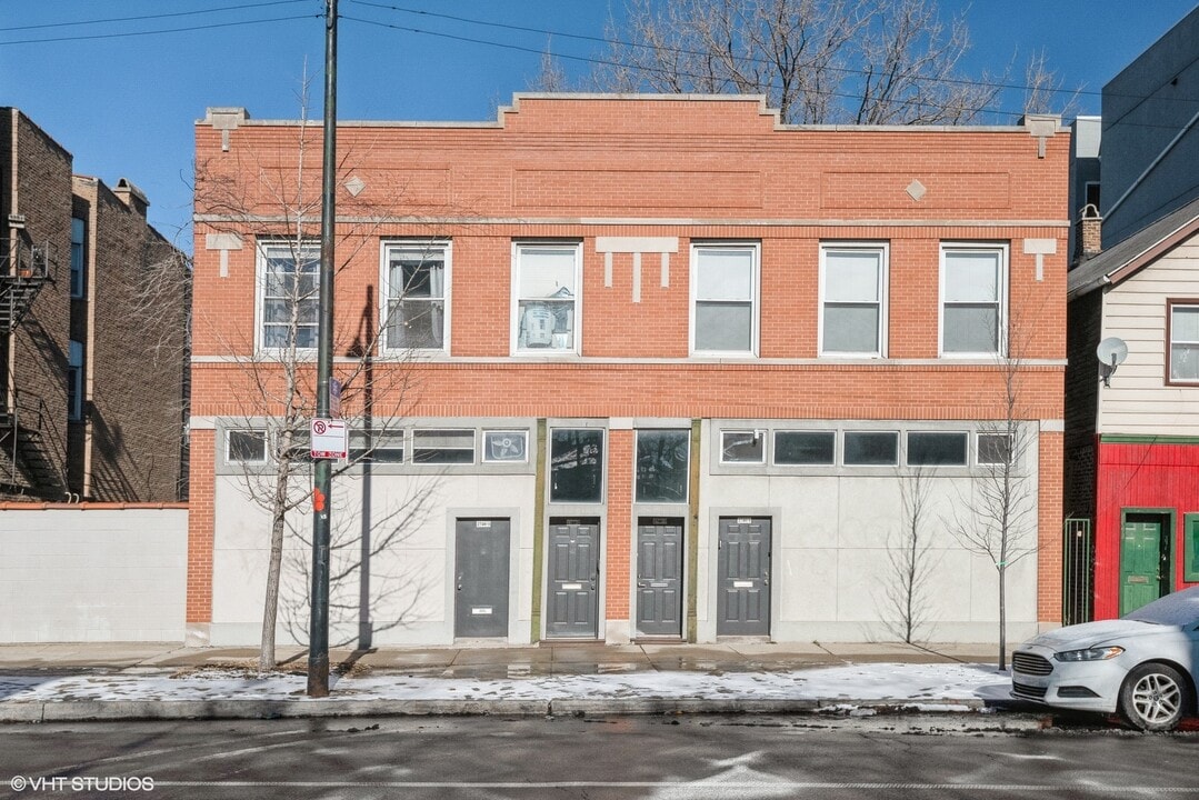 2746 W Chicago Ave in Chicago, IL - Building Photo