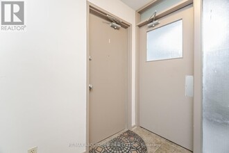 2344-2344 Queensway Dr in Burlington, ON - Building Photo - Building Photo