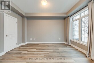 3026 Postridge Dr in Oakville, ON - Building Photo - Building Photo