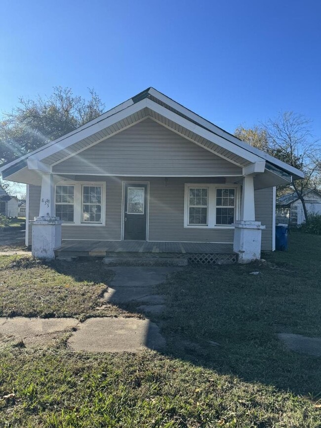 property at 835 E Walnut St