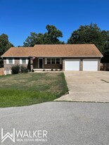 19570 Lyle Ln in Waynesville, MO - Building Photo