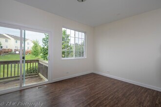 1906 Indian Hill Ln in Aurora, IL - Foto de edificio - Building Photo