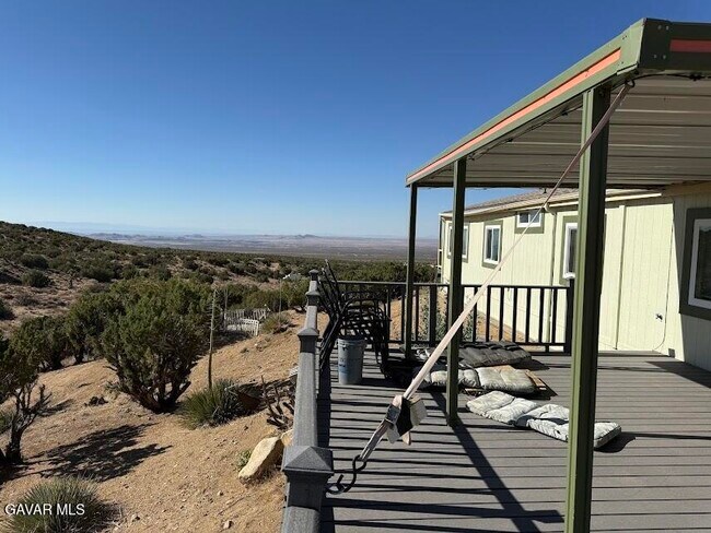 30567 Largo Vista Rd in Llano, CA - Foto de edificio - Building Photo
