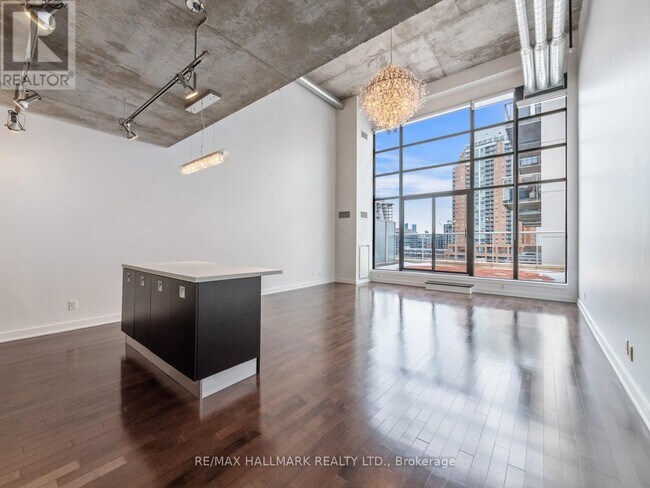 43 Hanna Ave in Toronto, ON - Building Photo - Building Photo