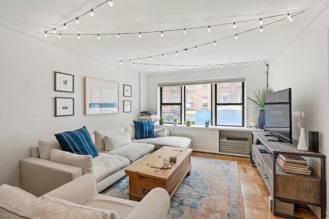 315 Seventh Avenue in New York, NY - Building Photo - Building Photo