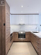 488 University Ave in Toronto, ON - Building Photo - Building Photo