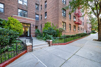 Yellow Stone Gardens in Forest Hills, NY - Foto de edificio - Building Photo