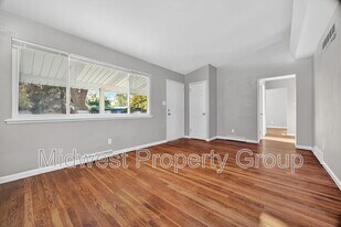 813 Lynn Haven Ln in Hazelwood, MO - Building Photo