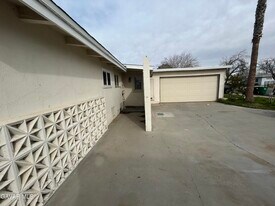 44021 E 3rd St in Lancaster, CA - Building Photo