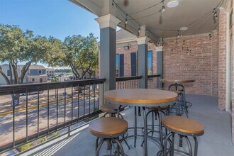 3125 Crestdale Dr, Unit 2527 in Houston, TX - Building Photo - Building Photo
