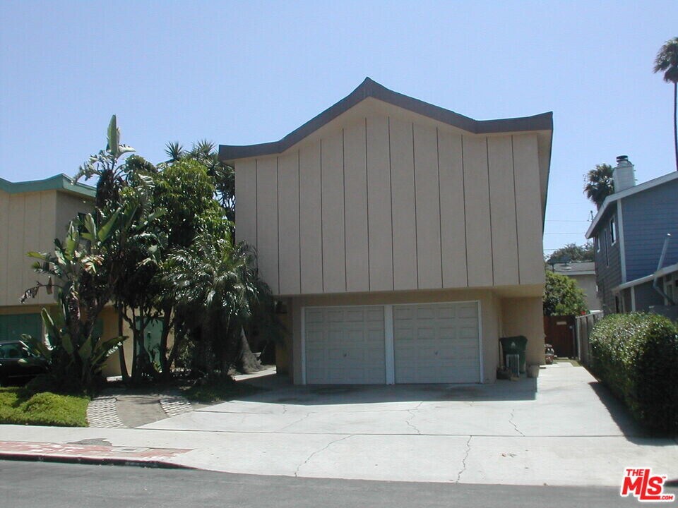 12492 Gilmore Ave in Los Angeles, CA - Building Photo