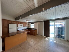 68-33-190 Au St in Waialua, HI - Building Photo