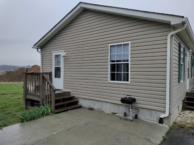 2187 Jeffress Rd in Mills River, NC - Foto de edificio - Building Photo