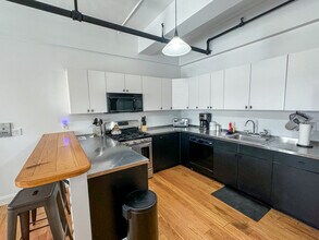 138 Woodland Rd, Unit 6 in Chestnut Hill, MA - Foto de edificio - Building Photo