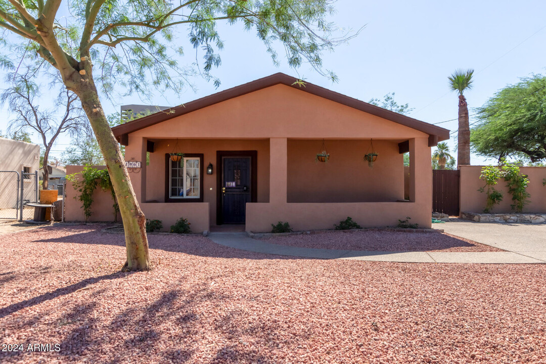 1001 E Clarendon Ave in Phoenix, AZ - Foto de edificio