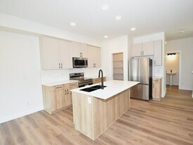 2119-2115 5 Ave SW in Edmonton, AB - Building Photo