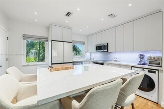 7635 SW 56th Ave in Miami, FL - Building Photo - Building Photo