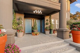 Walton Ave. in Los Angeles, CA - Building Photo - Building Photo