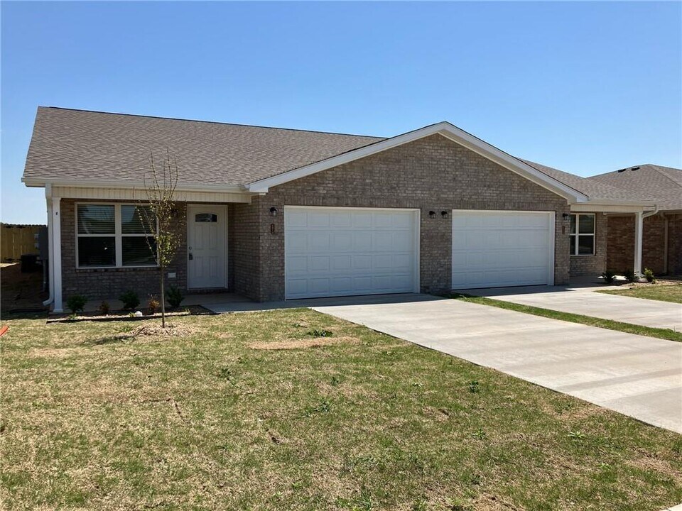 6808 NW Trevy St in Bentonville, AR - Building Photo