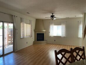 7327 Dancing Eagle Ave NE in Albuquerque, NM - Foto de edificio - Building Photo
