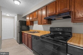 12415 Hickory Tree Way, Unit M in Germantown, MD - Foto de edificio - Building Photo