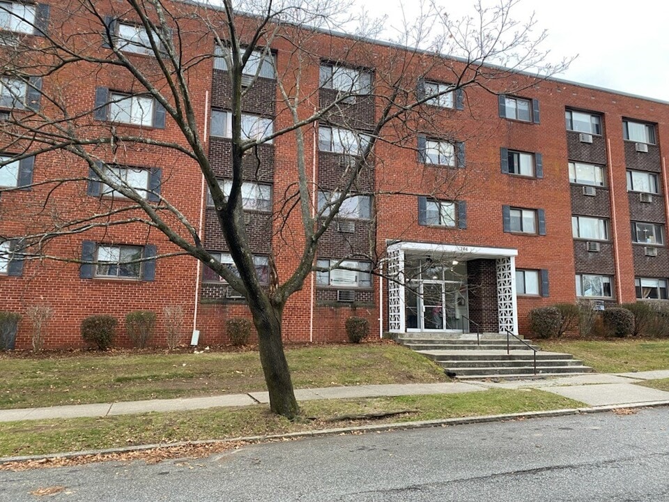 Hilltop Garden Apartments in Holyoke, MA - Building Photo