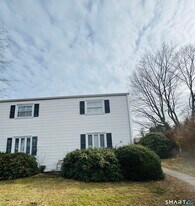 11 Trefoil Ct in Fairfield, CT - Building Photo