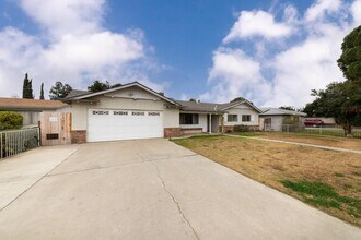 3825 Bianchi Way in Bakersfield, CA - Building Photo - Building Photo