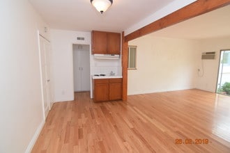 23265 Leonora Dr in Los Angeles, CA - Foto de edificio - Building Photo