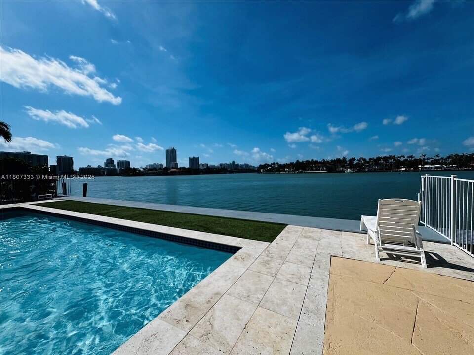 960 Bay Dr in Miami Beach, FL - Building Photo