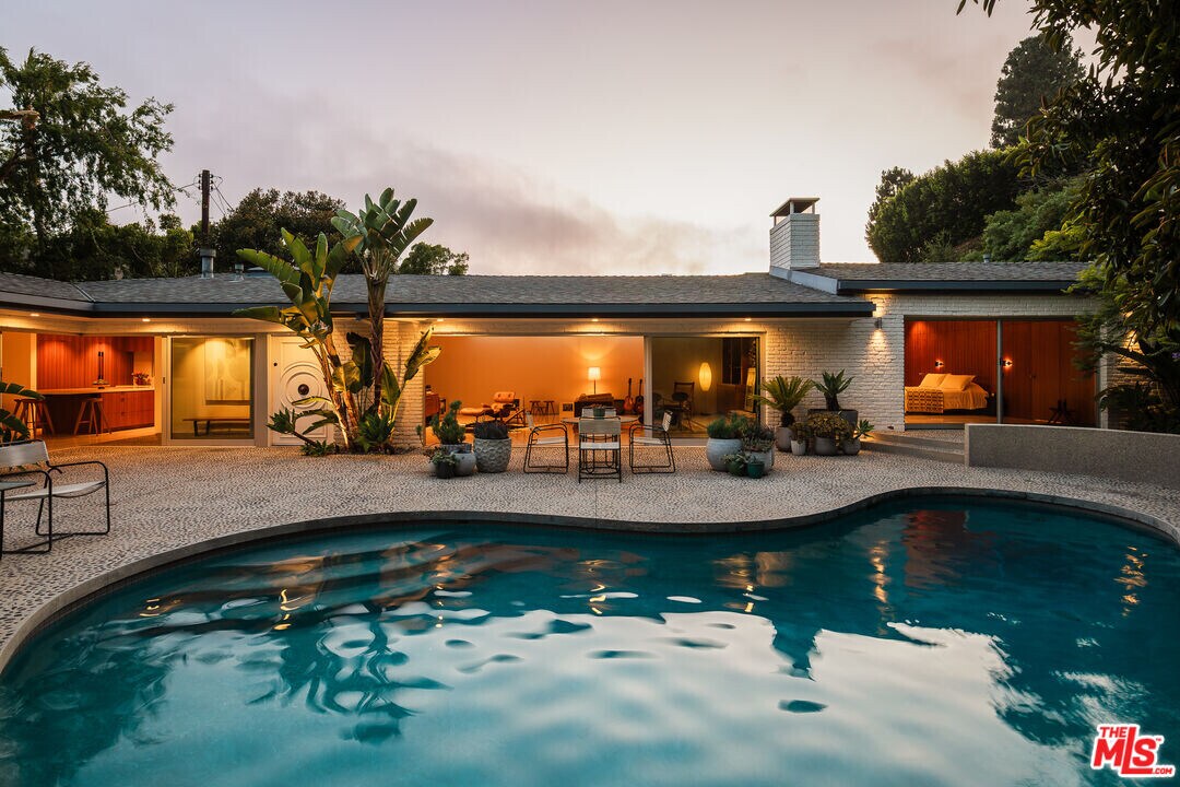 8501 Allenwood Rd in Los Angeles, CA - Building Photo