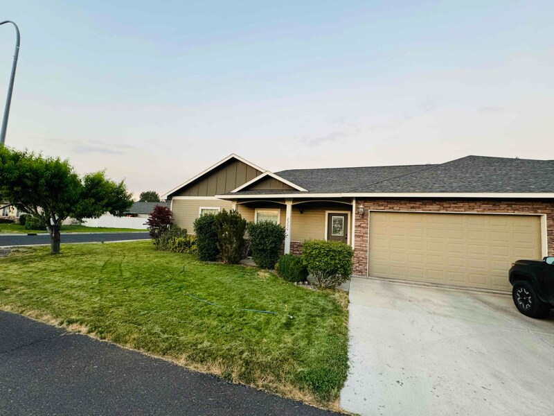 8200 Westbrook Ave in Yakima, WA - Building Photo