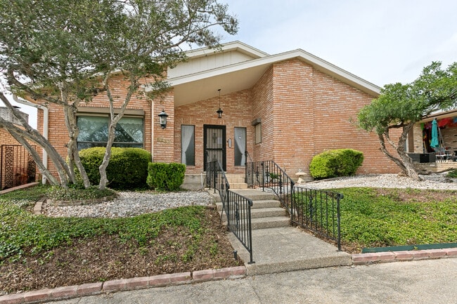 6223 Meadow Grv