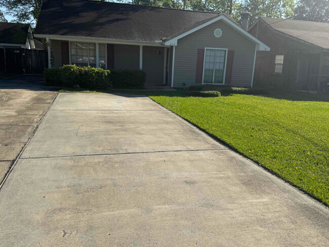 2113 Jay St in Slidell, LA - Foto de edificio - Building Photo