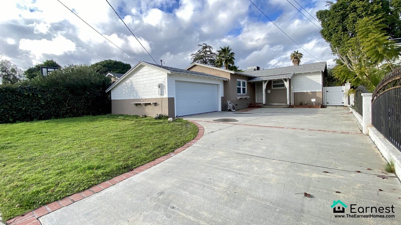 13037 Aetna St in Los Angeles, CA - Building Photo