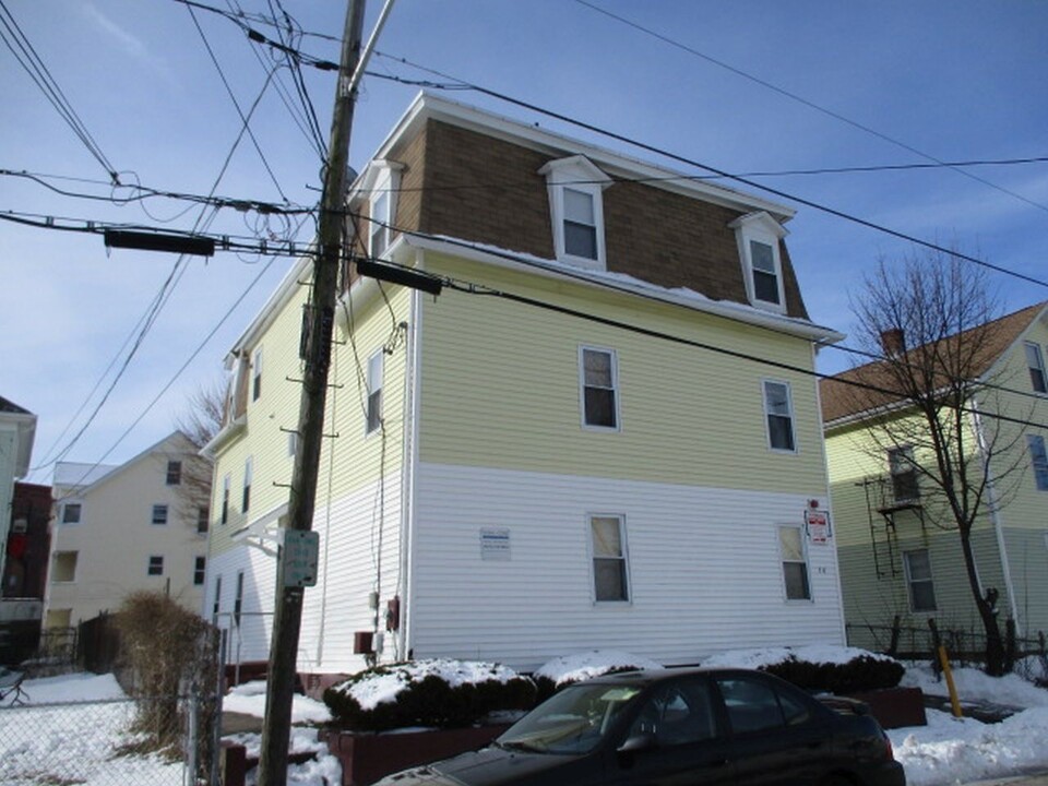 30 Watson St in Central Falls, RI - Foto de edificio