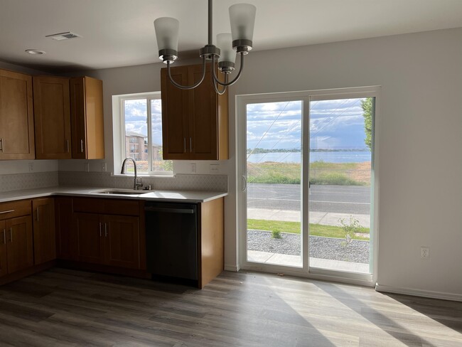 2829 W Marina Dr in Moses Lake, WA - Building Photo - Building Photo