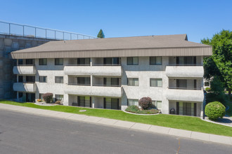 Mayfair Court in Spokane, WA - Foto de edificio - Building Photo