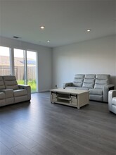 1529 Falabella Way in Olivehurst, CA - Building Photo - Building Photo