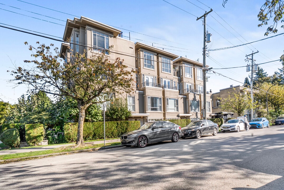 2106 Yew St in Vancouver, BC - Building Photo