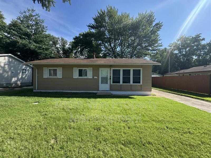 915 Mullanphy Ln in Florissant, MO - Building Photo