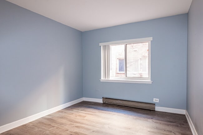 3723 N Pine Grove Ave, Unit E3 in Chicago, IL - Foto de edificio - Building Photo